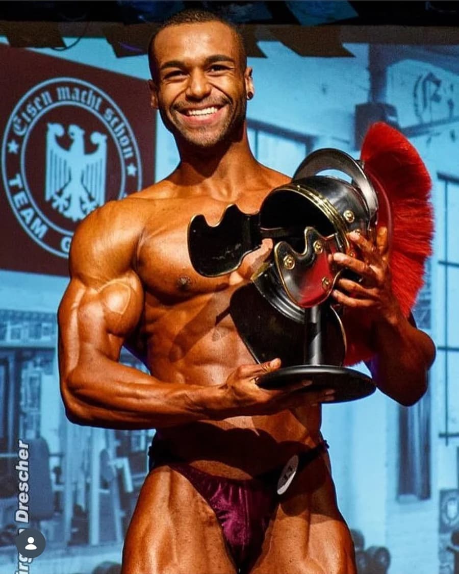 Dwayne auf der Bühne mit seiner Trophäe