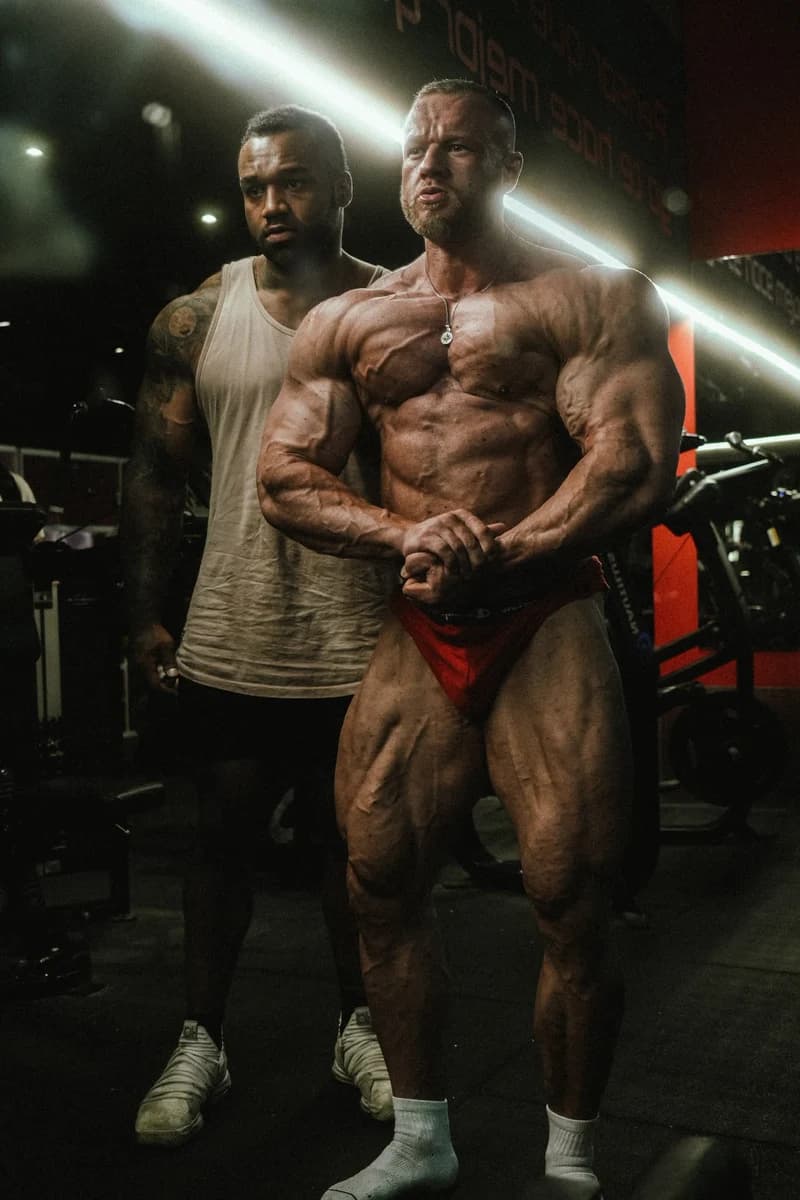 Dwayne bei der persönlichen Posing-Betreuung im Fitnessstudio